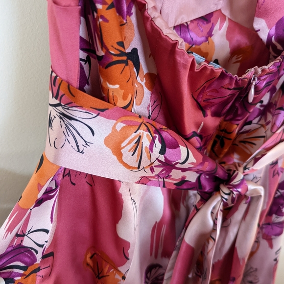 Le Chateau Silk Halter dress, size Small, colourful - Picture 7 of 9